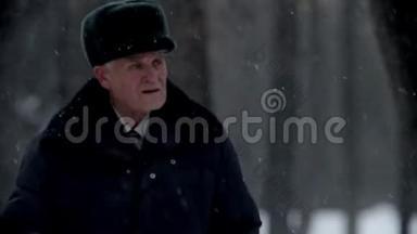 <strong>年迈</strong>的祖父-失去的祖父正在冬季公园散步
